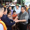 Le Premier ministre Pham Minh Chinh rend visite aux sinistrés du quartier de Phan Dinh Phung. Photo : VNA