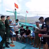 Des agents du Commandement des gardes-frontières de Da Nang sensibilisent les pêcheurs locaux à la pêche INN. Photo : VNA.