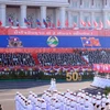 Défilé en l'honneur du 50e anniversaire de la Fête nationale de la République démocratique populaire lao. Photo: VNA