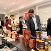 Des consommateurs canadiens explorent des produits à base de café vietnamien. Photo: VNA