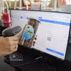 Des produits OCOP de la province de Lam Dong sont désormais identifiés par des codes QR permettant leur traçabilité et référencés sur les plateformes de commerce électronique. Photo : VNA