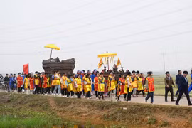Procession au festival de Phet Hien Quan, district de Tam Nong, province de Phu Tho. Photo : Vietnam+