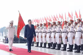 Le secrétaire général du Parti et président vietnamien, To Lam, passe en revue la garde d'honneur de la Sécurité publique populaire. Photo : VNA