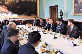 Rencontre entre le vice-président de l’Assemblée nationale, Nguyên Khac Dinh, et le président du Parlement danois, Soren Gade. Photo: VNA