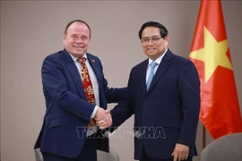 Le Premier ministre Pham Minh Chinh (droite) et le président de l’Association d’amitié République tchèque - Vietnam. Photo: VNA