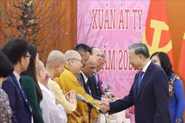 Le secrétaire général du Parti, Tô Lâm, et des Vietnamiens d'outre-mer lors de la rencontre. Photo: VNA