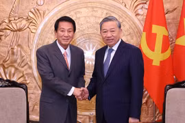 Le secrétaire général du Parti, Tô Lâm (droite), et l'ancien ambassadeur spécial Vietnam - Japon, Sugi Ryotaro. Photo: VNA