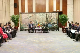 Le Vice-Premier ministre Nguyên Chi Dung (à gauche) et Zhang Hu, vice-gouverneur exécutif de la province du Guangdong. Photo : VNA