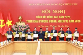 Le Premier ministre Pham Minh Chinh remet des certificats de mérite du Comité du Parti du gouvernement à des personnes ayant obtenu des résultats remarquables. Photo : VNA