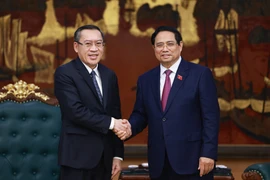 Le Premier ministre Pham Minh Chinh (à droite) et le ministre du Travail et des Affaires sociales du Laos, Phosay Sayasone. Photo: VNA