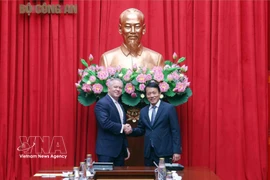 Le ministre Luong Tam Quang reçoit le secrétaire d'État adjoint américain Michael George DeSombre. Photo : VNA.