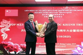 Ho Xuan Lam (à droite), vice-président et secrétaire général de l'Union municipale des organisations d'amitié, et Tang Li, consul général de Chine à Hô Chi Minh-Ville, lors de la rencontre. Photo : VNA