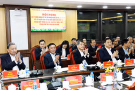 Le secrétaire général To Lam et des délégués lors de la conférence visant à recueillir les avis des électeurs du lieu de résidence. Photo : daibieunhandan.vn