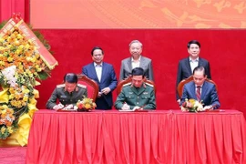 Le secrétaire général To Lam, le président Luong Cuong et le Premier ministre Pham Minh Chinh assistent à la signature du Règlement de coordination entre le ministère de la Sécurité publique, le ministère de la Défense et le ministère des Affaires étrangères. Photo : VNA