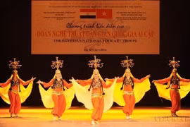 Des artistes égyptiens interprètent une danse traditionnelle à l'Opéra de Hanoï, le 22 janvier 2014. Photo : VNA