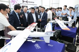 Le vice-Premier ministre Nguyen Chi Dung visite le stand présentant le Horus P02, un drone d’observation longue portée, au parc de haute technologie de Hoa Lac (Hanoi). Photo : VNA