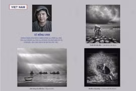 Le photographe Le Hong Linh et ses œuvres présentées dans l'exposition. Photo : TGCC