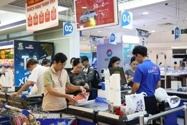 Des clients règlent leurs achats au supermarché Co.op Mart situé sur l'autoroute de Hanoï, dans le quartier de Tang Nhon Phu, à Hô Chi Minh-Ville. Photo : VNA