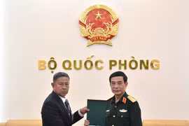 Le général Phan Van Giang remet un cadeau au général Adul Boonthumjaroen. Photo: qdnd.vn