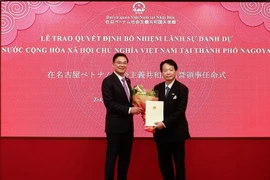L’ambassadeur du Vietnam au Japon, Pham Quang Hieu (à gauche), et le professeur et docteur Natsume Nagato. Photo: VNA