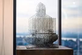 La première Blockchain Gallery et la statue de Satoshi au Vietnam sont installées au siège de la société 1Matrix (Times City – Hanoï). Photo: VNA
