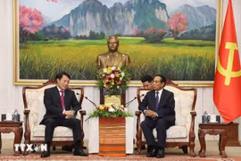 Le ministre Luong Tam Quang (gauche) et Bounthong Chitmani, membre du Bureau politique, permanent du Secrétariat et vice-président du Laos. Photo: VNA