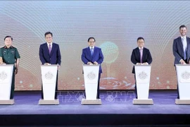 Le Premier ministre Pham Minh Chinh (au milieu) et des délégués à la cérémonie de mise en chantier du projet de complexe urbain, d'écotourisme et de golf de Khoai Chau, province de Hung Yen (Trump International Hung Yen). Photo : VNA