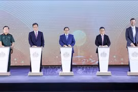 Le Premier ministre Pham Minh Chinh (au milieu) et des délégués à la cérémonie de mise en chantier du projet de complexe urbain, d'écotourisme et de golf de Khoai Chau, province de Hung Yen (Trump International Hung Yen). Photo : VNA