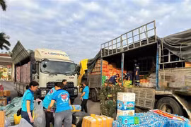 Dans l’après-midi du 22 novembre, la province de Quang Ninh a acheminé en urgence près de 45 tonnes de marchandises et de produits de première nécessité (d’une valeur de plus de 2 milliards de dôngs) directement vers les zones inondées de la province de Lam Dong. Photo: VNA