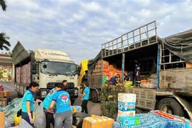 Dans l’après-midi du 22 novembre, la province de Quang Ninh a acheminé en urgence près de 45 tonnes de marchandises et de produits de première nécessité (d’une valeur de plus de 2 milliards de dôngs) directement vers les zones inondées de la province de Lam Dong. Photo: VNA