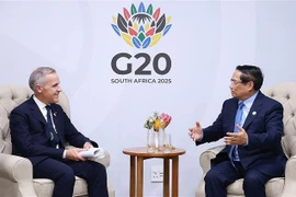 Le Premier ministre Pham Minh Chinh et son homologue canadien Mark Carney. Photo: VNA