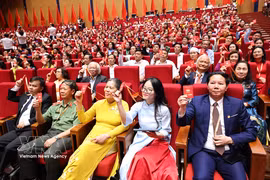 Les délégués approuvent le projet de composition du Comité central du Front de la Patrie du Vietnam pour le 11e mandat (2026-2031). Photo : VNA