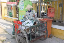 Nguyen Thi Vang est la membre la plus âgée du groupe coopératif de récupération et de recyclage de déchets du quartier d'An Dong, dans l’ancienne ville de Hue (province de Thua Thien – Hue). Photo d’archives
