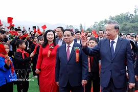 Le secrétaire général du Parti, To Lam, et le Premier ministre Pham Minh Chinh assistent à la cérémonie dans la commune de Dong Dang, province de Lang Son. Photo : VNA