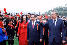 Le secrétaire général du Parti, To Lam, et le Premier ministre Pham Minh Chinh assistent à la cérémonie dans la commune de Dong Dang, province de Lang Son. Photo : VNA