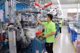 Des ouvriers travaillent dans une usine dont le capital est entièrement sud-coréen. Photo : VNA