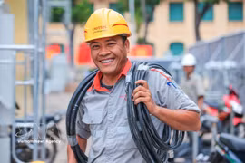 Joie de Bui Duc Nam, technicien de Viettel. Photo : VNA