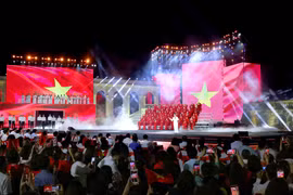 Le programme à la tour du Drapeau de Hanoï. Photo: VNA