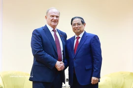 Le Premier ministre Pham Minh Chinh (à droite) et Gennady Ziuganov, président du Parti communiste de la Fédération de Russie. Photo: VNA