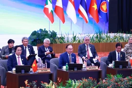 Le Premier ministre Pham Minh Chinh (premier à partir de la gauche) lors de l'événement. Photo: VNA