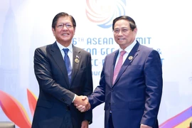 Le Premier ministre Pham Minh Chinh (droite) et le président des Philippines, Ferdinand Romualdez Marcos Jr. Photo: VNA