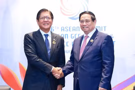 Le Premier ministre Pham Minh Chinh (droite) et le président des Philippines, Ferdinand Romualdez Marcos Jr. Photo: VNA