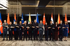 Les vice-ministres des Affaires étrangères et hauts responsables des 11 pays membres de l’ASEAN et de la Russie posent pour une photo de groupe. Photo : ministère des Affaires étrangères du Vietnam