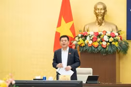 Nguyen Hong Dien, membre du Comité central du Parti et vice-président de l’Assemblée nationale, s’exprime lors de la réunion. Photo : Portail électronique de l’Assemblée nationale