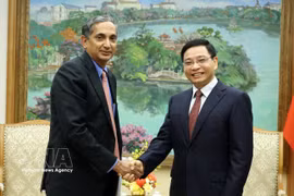 Le vice-Premier ministre Nguyen Van Thang et Krisha Srinivasan, directeur du département Asie et Pacifique du Fonds monétaire international (FMI). Photo: VNA