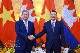 Le Premier ministre Le Minh Hung (à droite) et le Premier ministre cambodgien Hun Manet. Photo: VNA