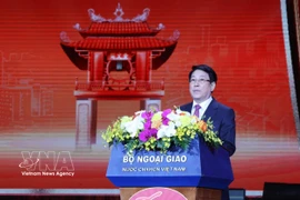 Le président Luong Cuong prononce un discours de bienvenue et souhaite une bonne année aux Vietnamiens de l'étranger. Photo : VNA
