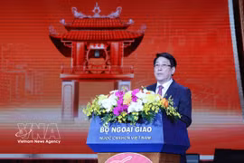 Le président Luong Cuong prononce un discours de bienvenue et souhaite une bonne année aux Vietnamiens de l'étranger. Photo : VNA