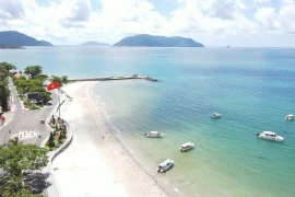 Vue du centre de Con Dao et du quai historique 914. Photo: VNA