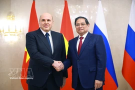 Le Premier ministre Pham Minh Chinh (à droite) et son homologue russe, Mikhaïl Michoustine. Photo: VNA